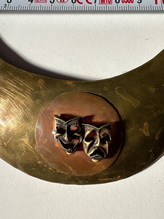 Collar latón vintage máscaras teatro