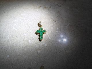 Ciondolo Croce Smeraldi Grezzi Oro