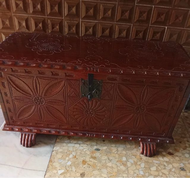 Baúl de madera tallado a mano