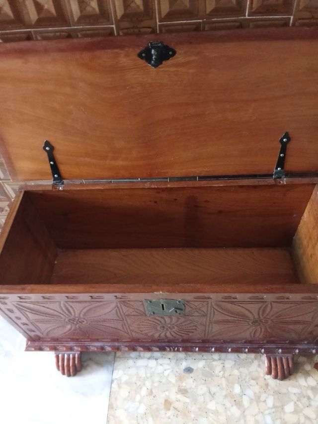 Baúl de madera tallado a mano
