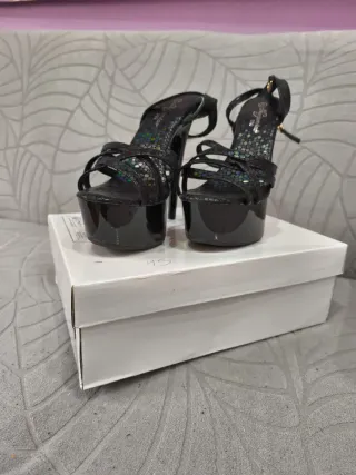 Zapatos de tacón negros y multicolor