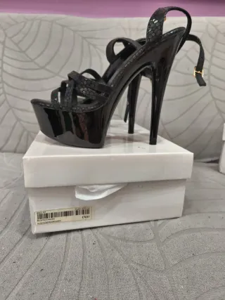 Zapatos de tacón negros y multicolor