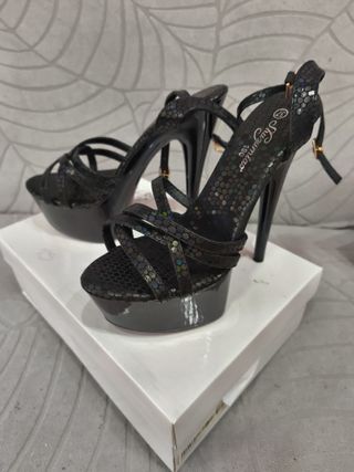 Zapatos de tacón negros y multicolor