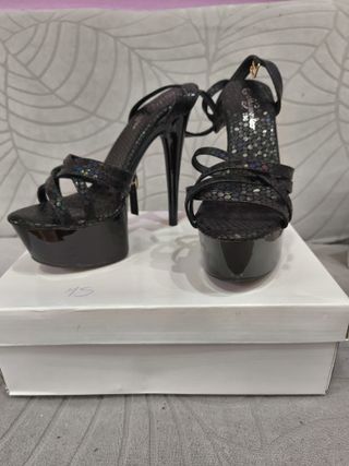 Zapatos de tacón negros y multicolor