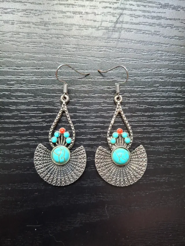 Pendientes boho hechos a mano con turquesa