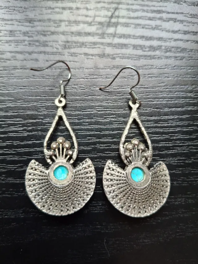 Pendientes boho hechos a mano con turquesa