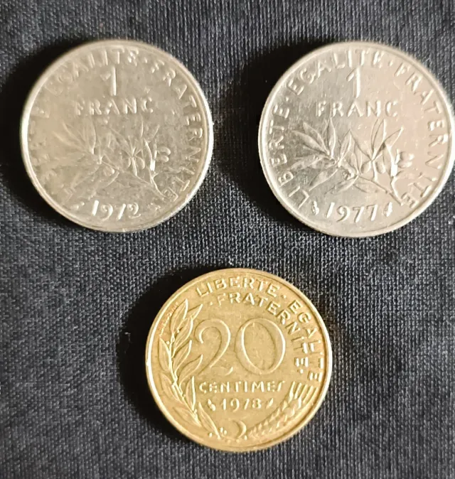 3 Monedas Francesas: 2x 1 Franco y 1x 20 Céntimos