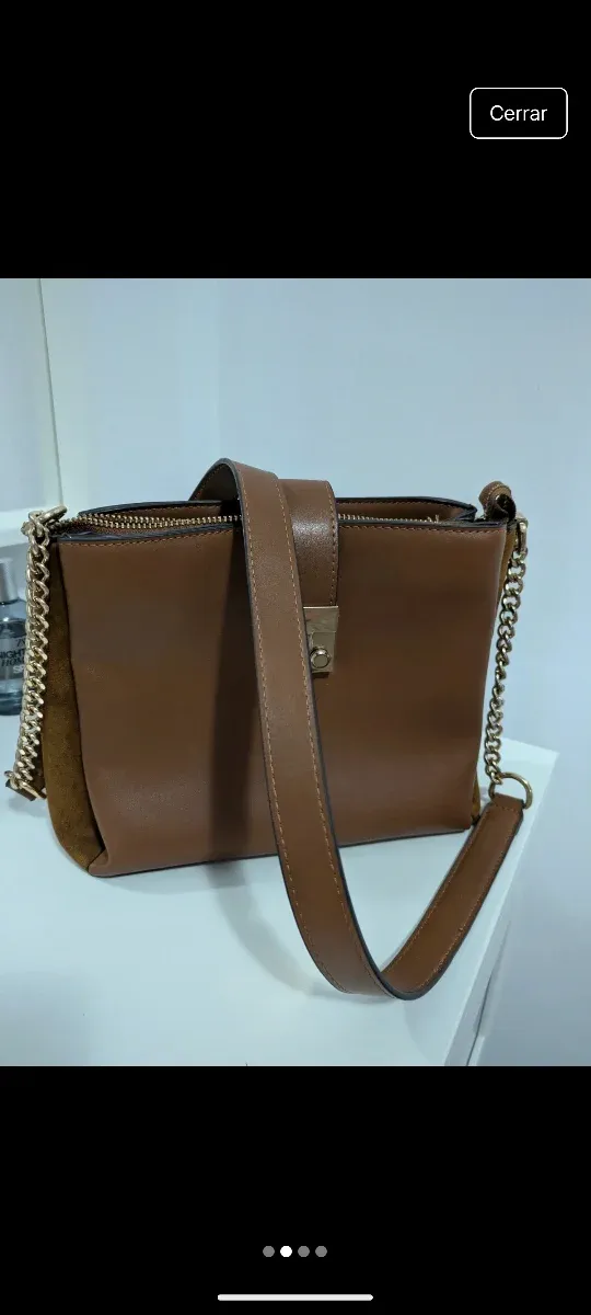 Bolso marrón con cadena y cierre metálico