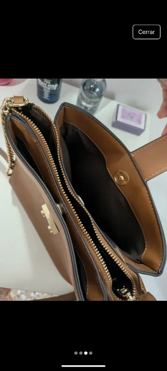 Bolso marrón con cadena y cierre metálico