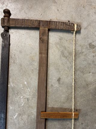 Sierra de carpintero antigua de madera