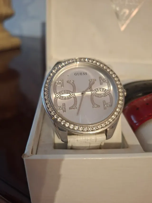 Reloj Guess Mujer Plata y Blanco