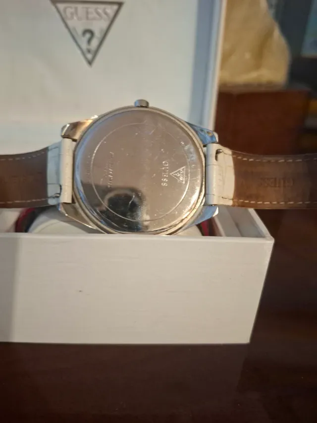 Reloj Guess Mujer Plata y Blanco