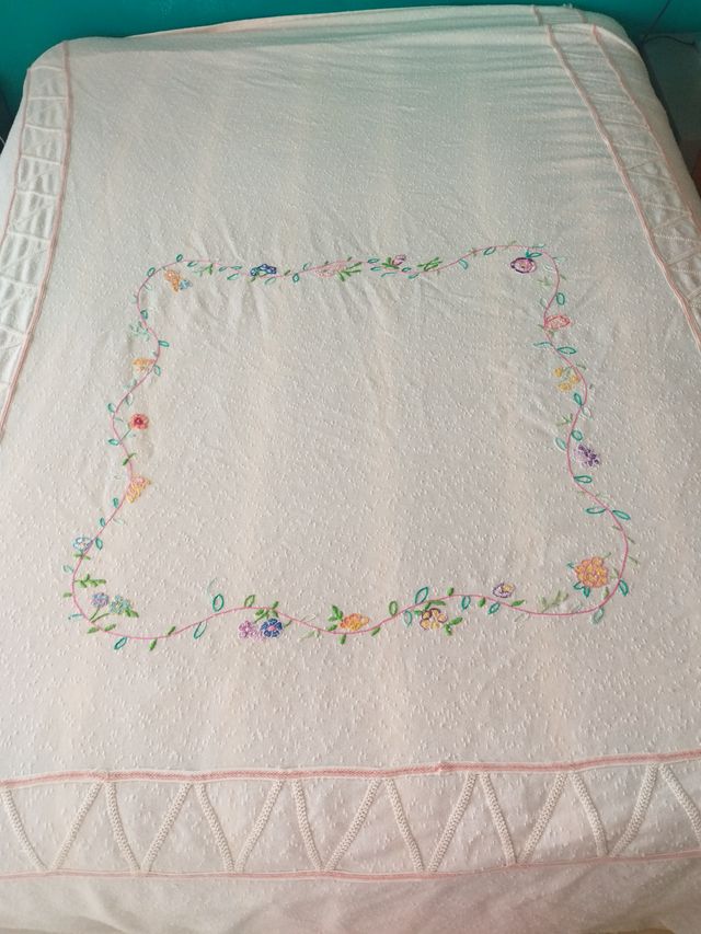 Colcha de verano bordada