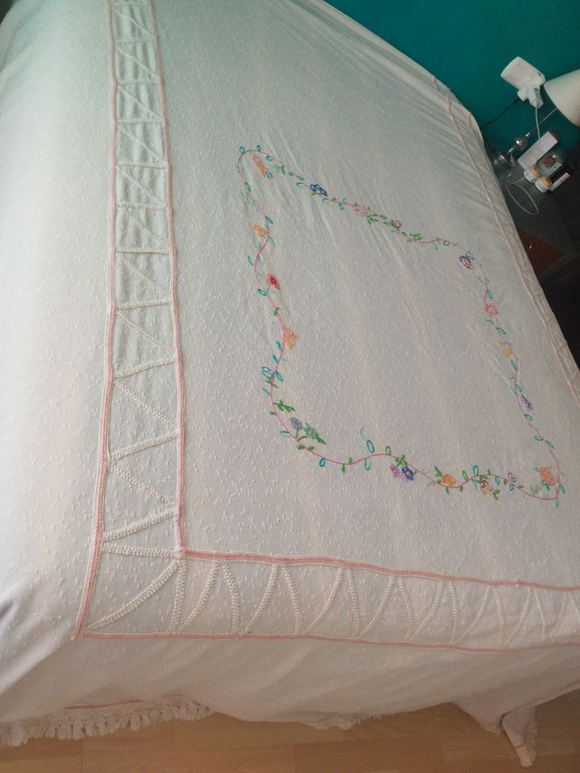 Colcha de verano bordada
