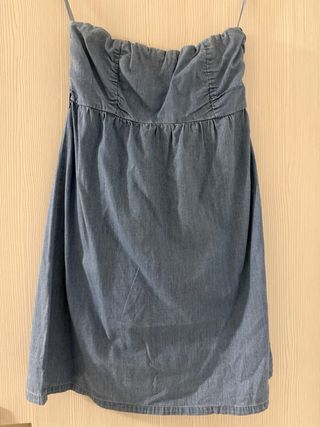 Abito in denim Word of Honor firmato Calzedonia.