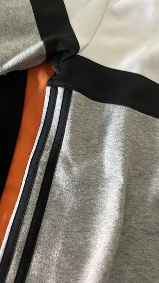 Sudadera Adidas gris y blanca