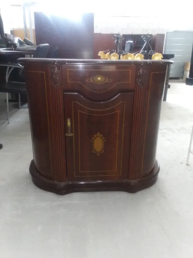 Mueble auxiliar madera con detalles dorados
