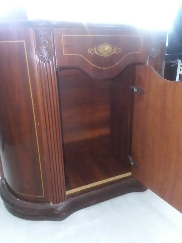 Mueble auxiliar madera con detalles dorados