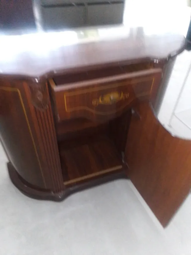 Mueble auxiliar madera con detalles dorados