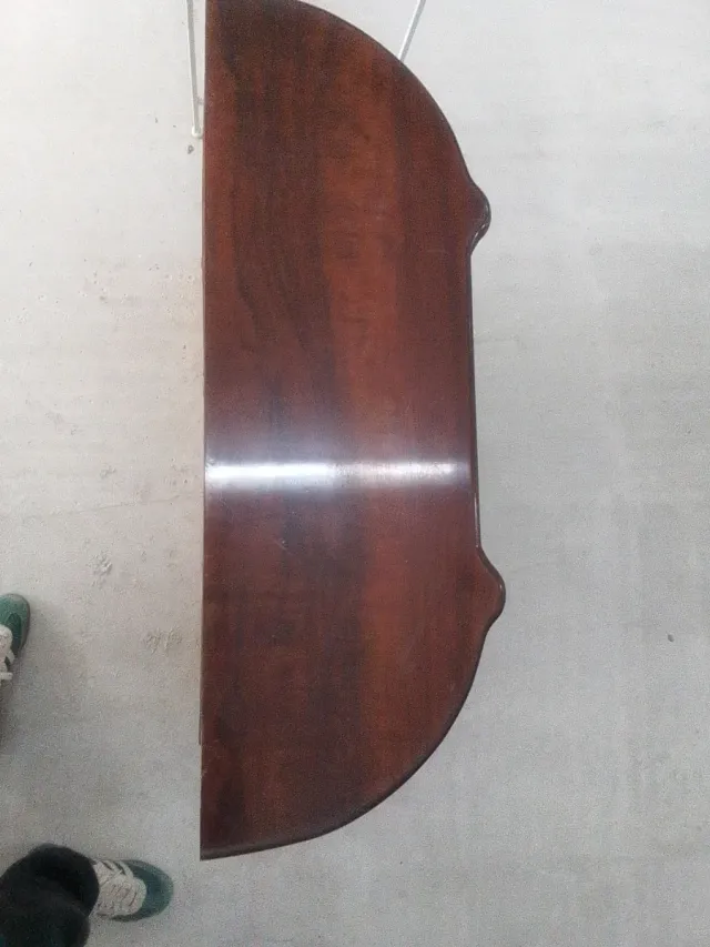 Mueble auxiliar madera con detalles dorados