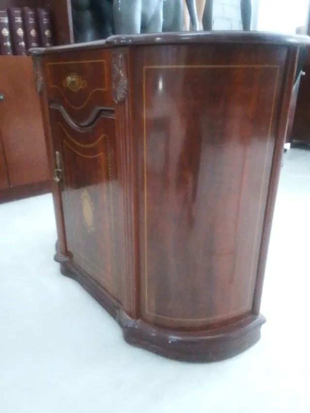 Mueble auxiliar madera con detalles dorados