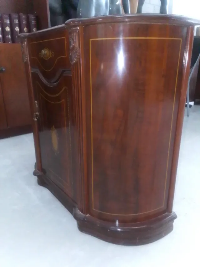 Mueble auxiliar madera con detalles dorados