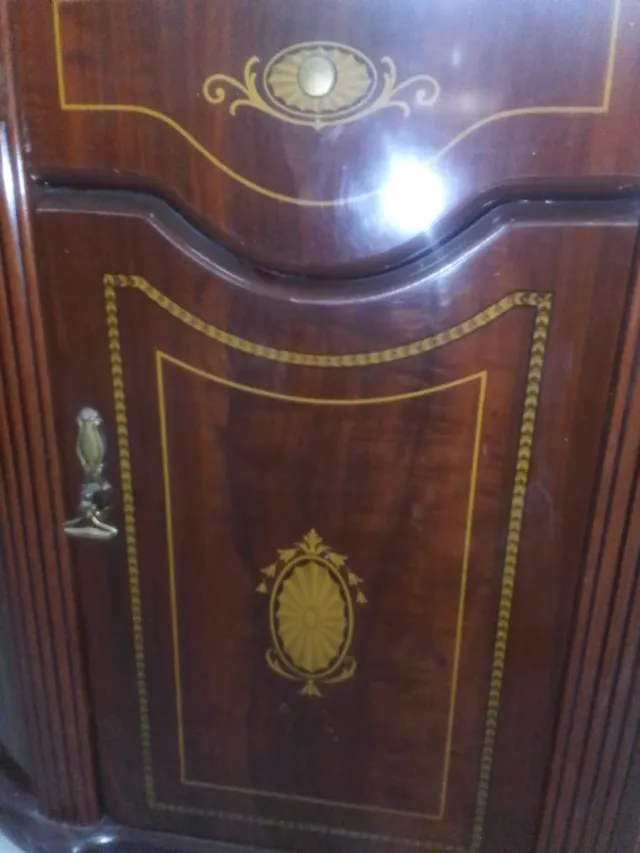 Mueble auxiliar madera con detalles dorados