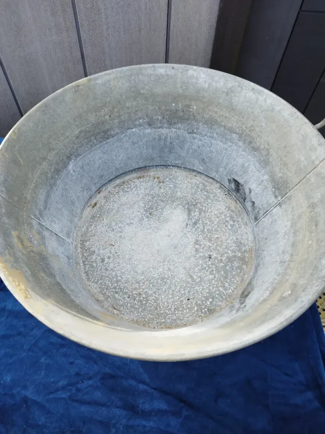 Antico lavabo in zinco