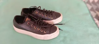 Zapatos Converse y sandalias