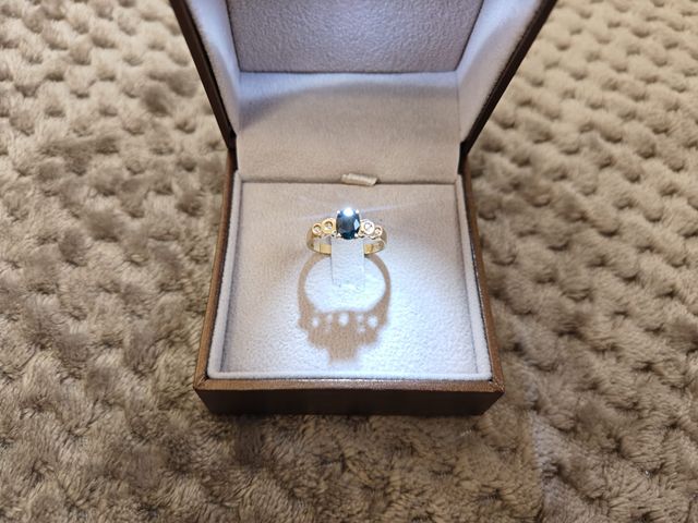 Anello oro giallo con zaffiro centrale