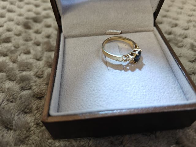 Anello oro giallo con zaffiro centrale