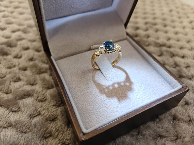 Anello oro giallo con zaffiro centrale