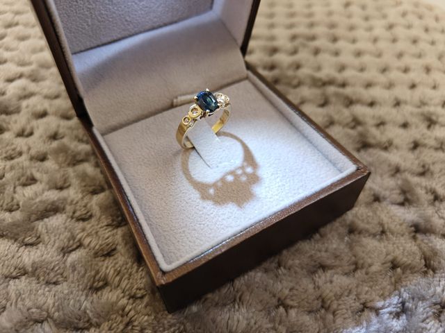 Anello oro giallo con zaffiro centrale