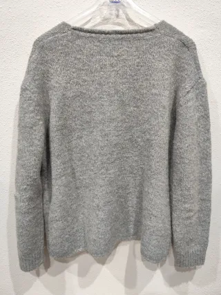 Jersey gris punto cuello pico