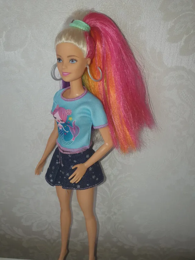 Barbie con capelli colorati e gonna