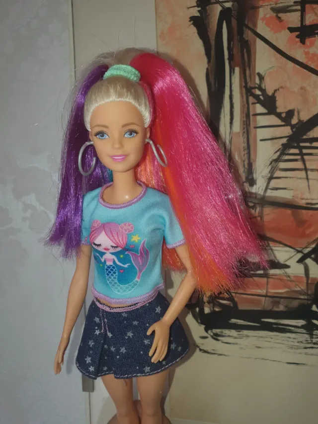Barbie con capelli colorati e gonna