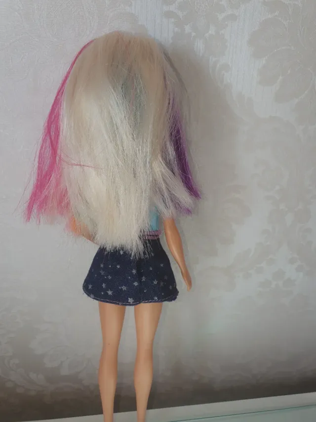 Barbie con capelli colorati e gonna