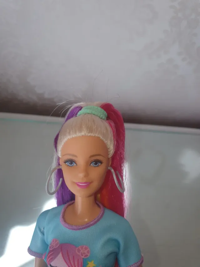 Barbie con capelli colorati e gonna
