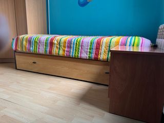 Habitación completa con armario y cama