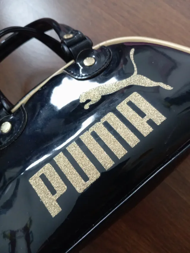 Bolso Puma charol y purpurina negro/dorado