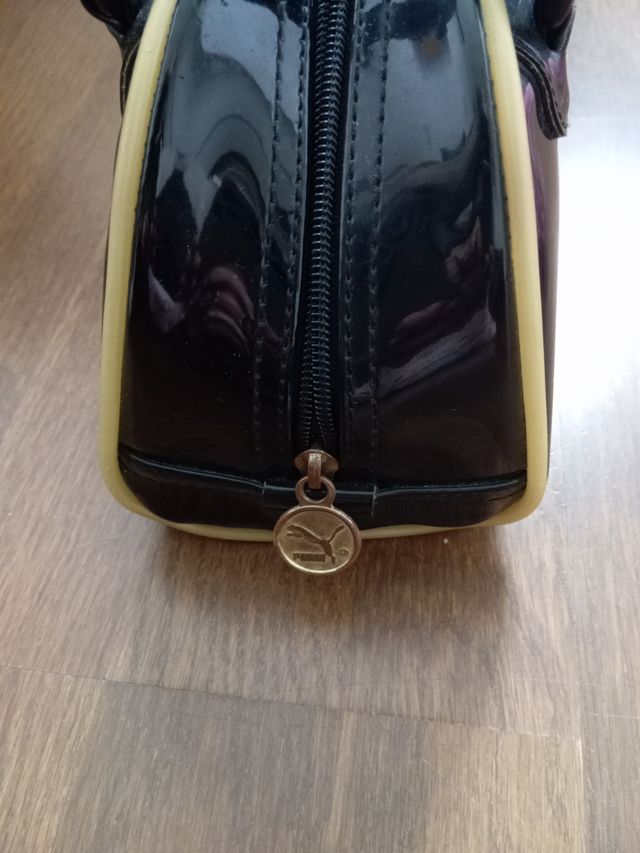 Bolso Puma charol y purpurina negro/dorado