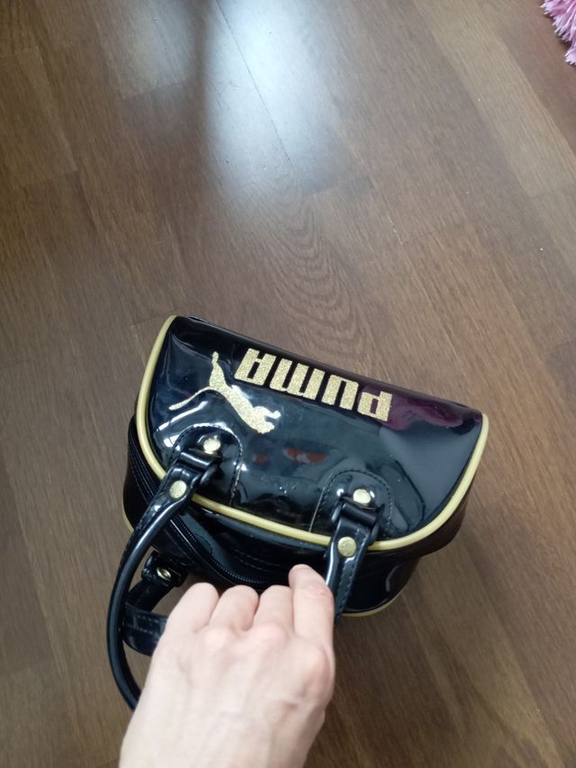 Bolso Puma charol y purpurina negro/dorado