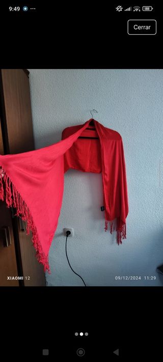 Chal rojo con flecos
