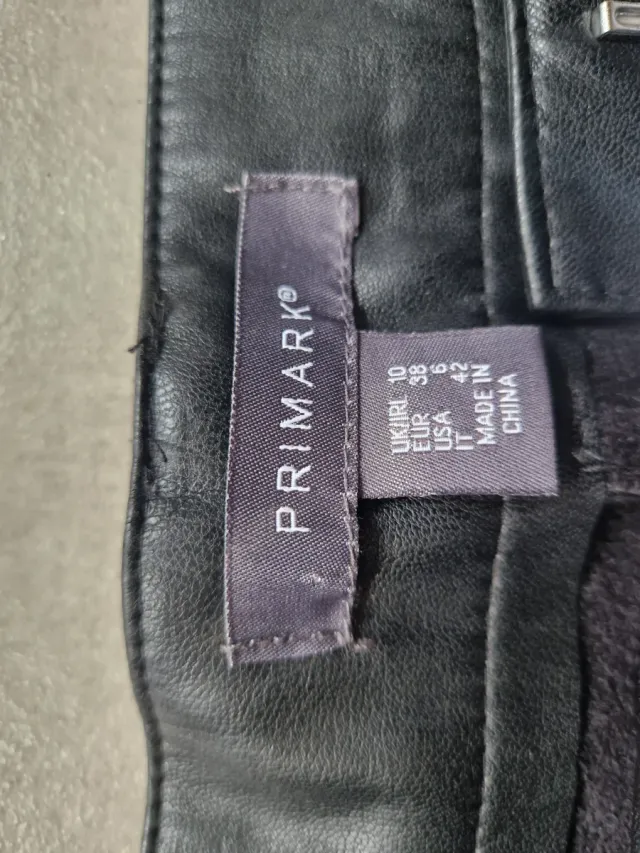 Pantalón corto efecto piel Primark Talla M