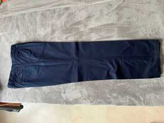 Pantalón de vestir azul con pinzas y bolsillos