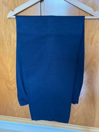 Pantalón de vestir azul con pinzas y bolsillos