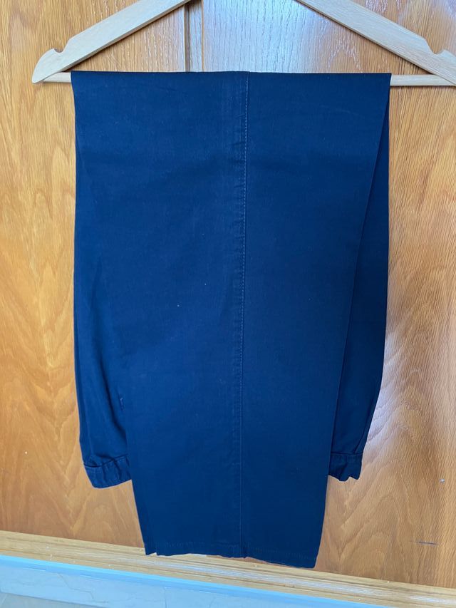 Pantalón de vestir azul con pinzas y bolsillos