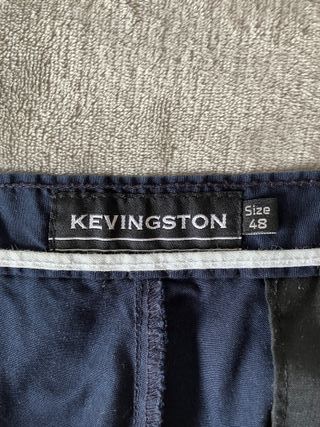 Pantalón de vestir azul con pinzas y bolsillos