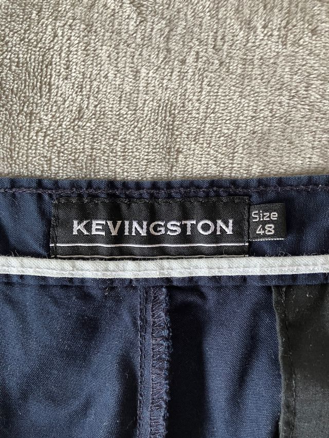 Pantalón de vestir azul con pinzas y bolsillos