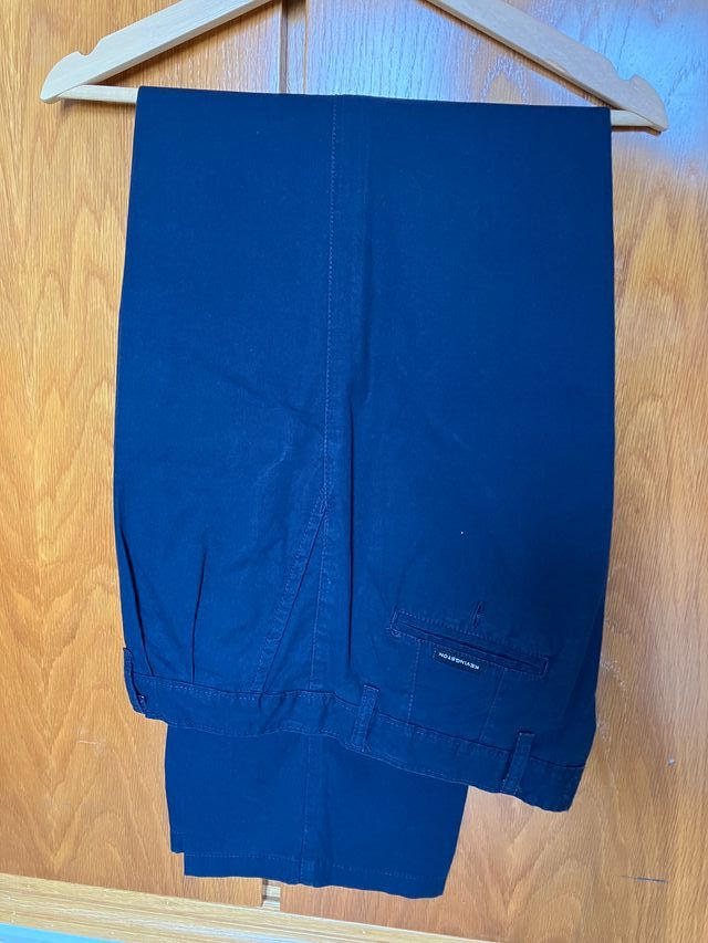Pantalón de vestir azul con pinzas y bolsillos